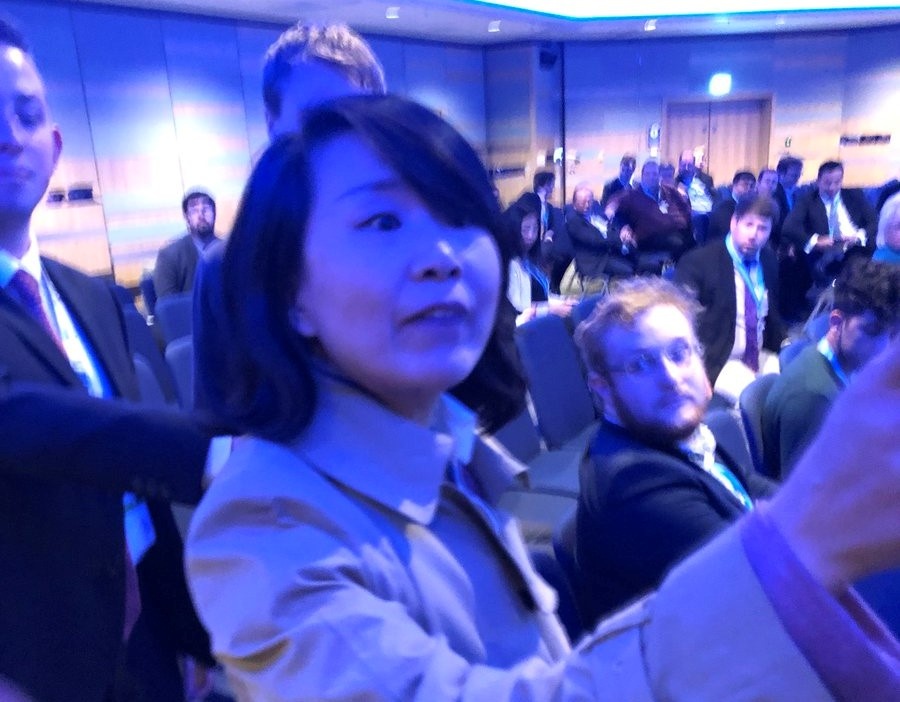 Phong vien Trung Quoc bi bat vi tat nguoi tai hoi nghi ve Hong Kong hinh anh