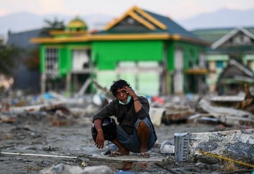 Nguoi dan 'thi tran thay ma' o Indonesia phai boi rac an sau dong dat hinh anh