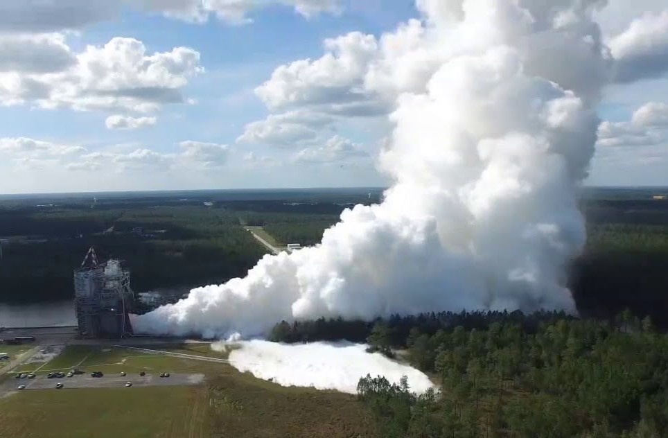 Dai phun nuoc khong lo lam mat ten lua moi cua NASA hinh anh