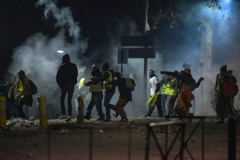 bieu tinh ao khoac vang anh 1