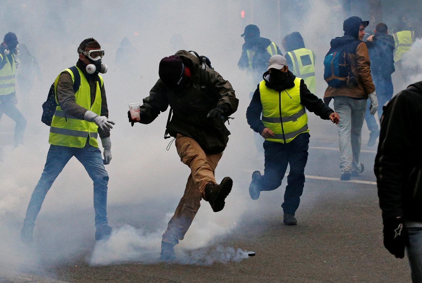 Su quan VN canh bao nguoi Viet tranh khu vuc bieu tinh o Phap hinh anh