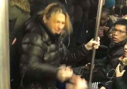 Co gai chau A bi tan cong phan biet chung toc tren tau dien New York hinh anh