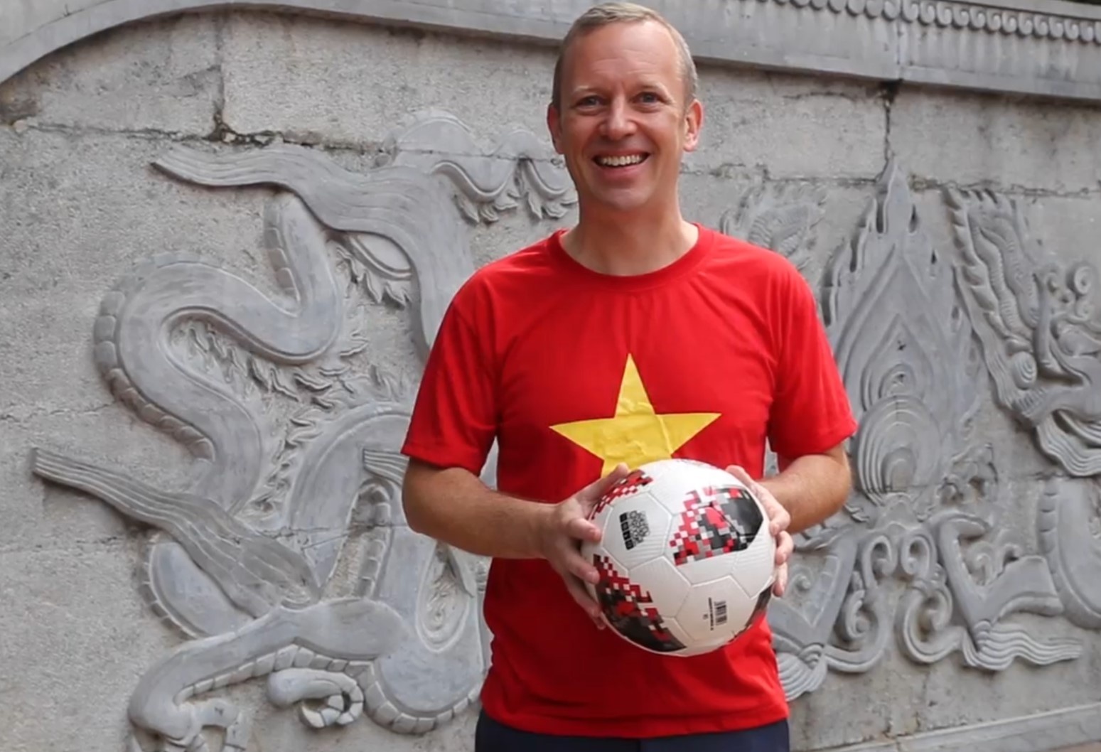 Dai su Anh mac ao co do sao vang tang bong, co vu DTVN vo dich hinh anh