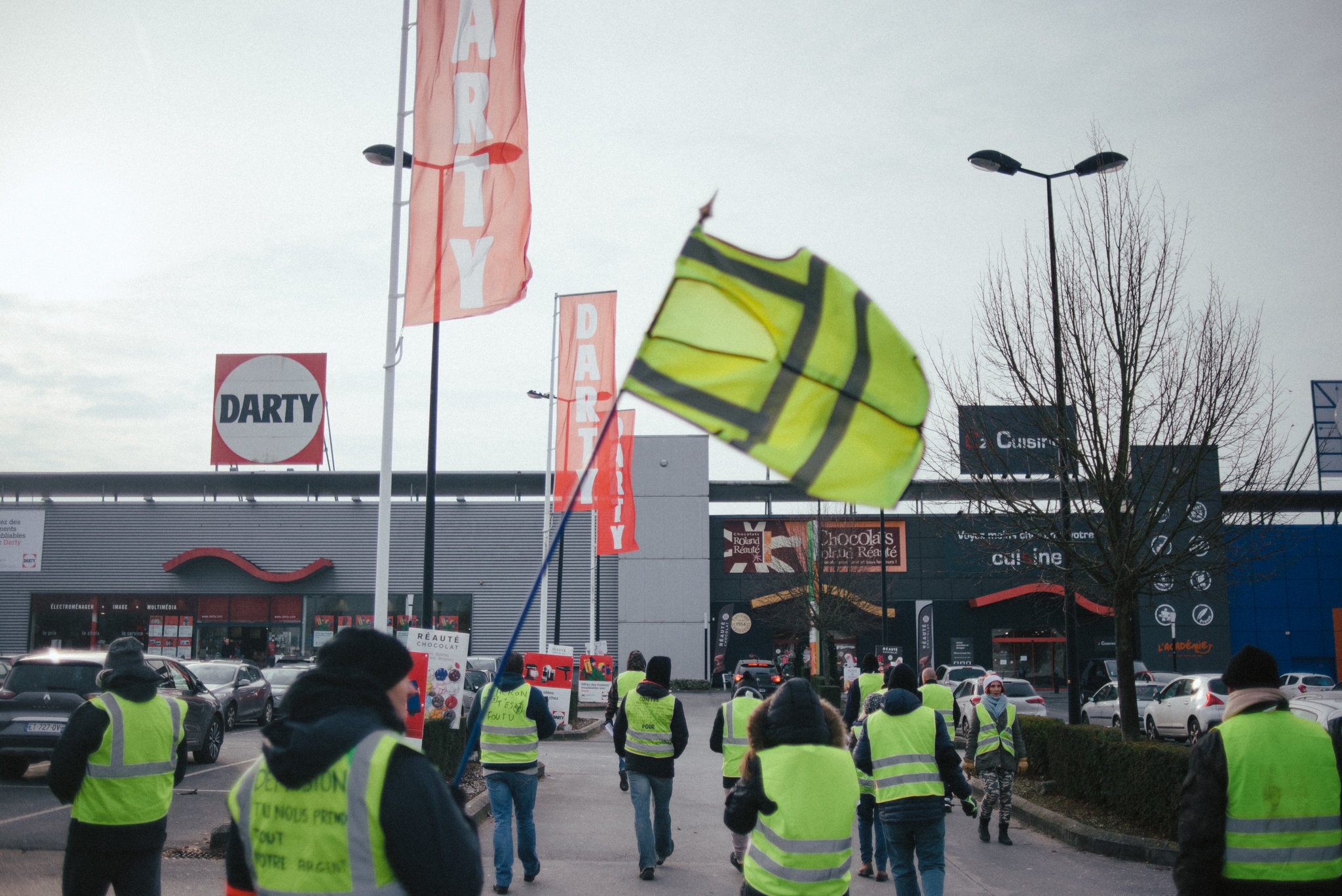 bieu tinh ao vang anh 3