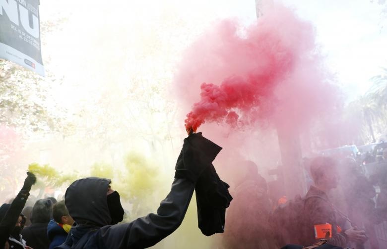 Bao luc tai dien o Catalonia, phe ly khai dot anh vua Tay Ban Nha hinh anh