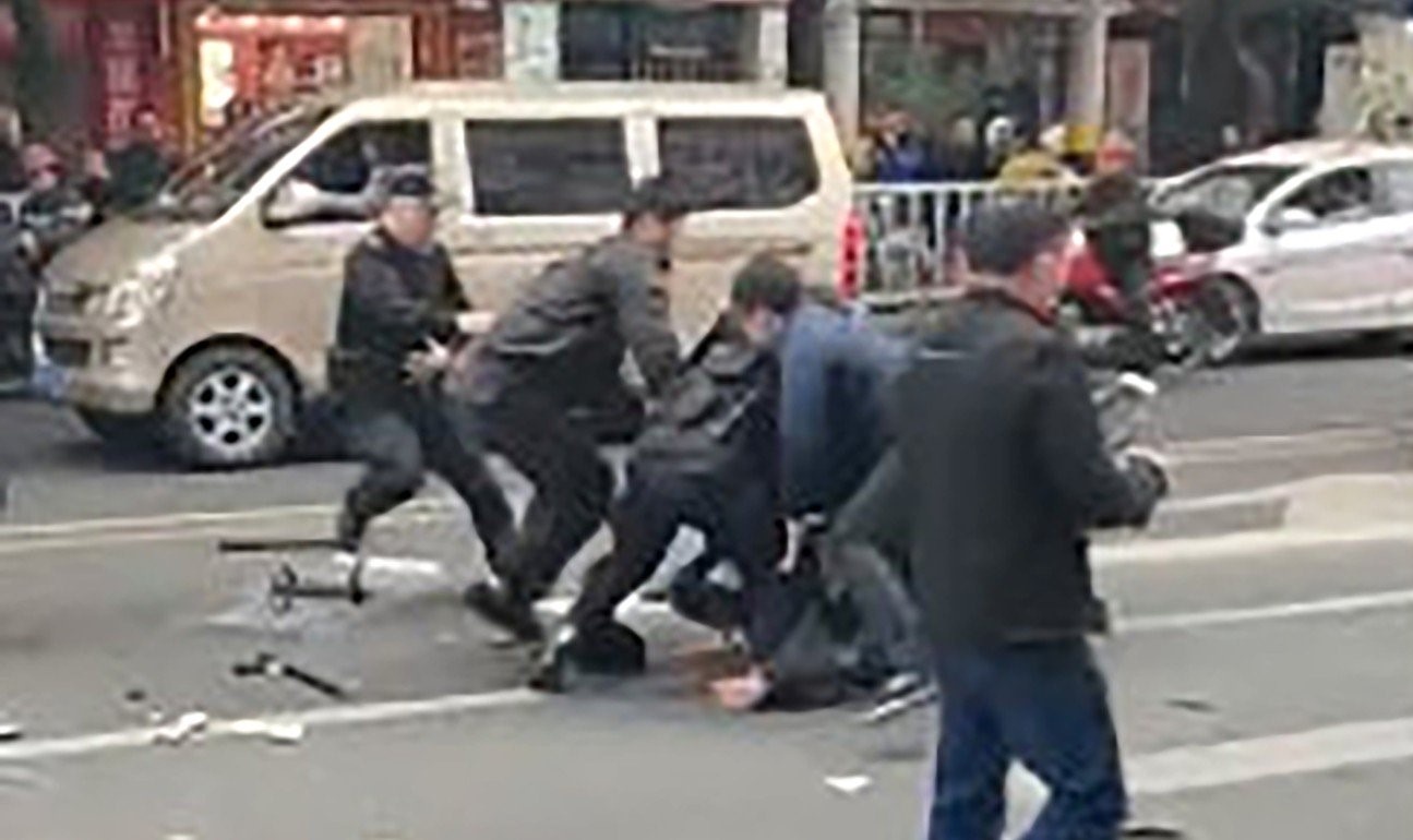 Cuop xe bus lao vao dam dong lam 5 nguoi chet o Trung Quoc hinh anh