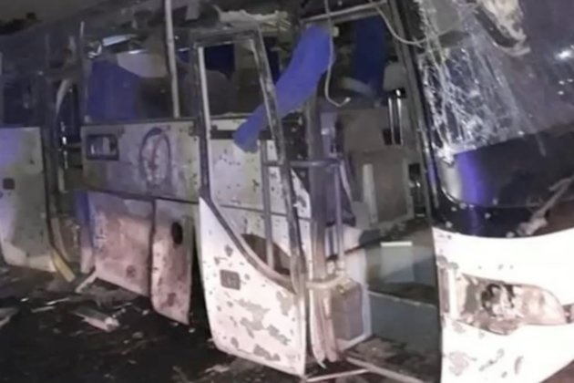 Xe cho du khach Viet Nam bien dang sau vu danh bom tai Ai Cap hinh anh