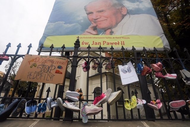 Ba Lan chia re vi thay tu xam hai tre em nu anh 3