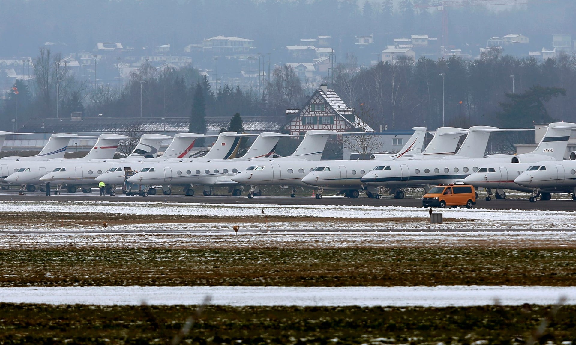 may bay rieng den Davos du dien dan kinh te anh 1