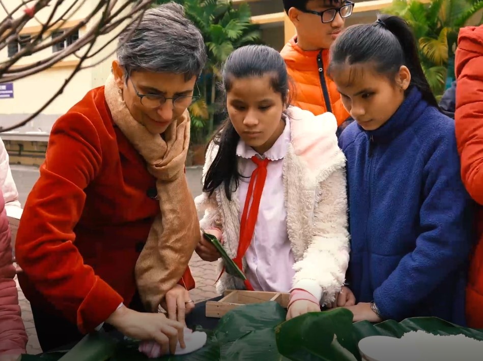 Cac nu dai su goi banh chung, gui loi chuc thinh vuong dip nam moi hinh anh