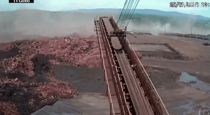 Video moi he lo giay phut dap vo khien 110 nguoi chet o Brazil hinh anh