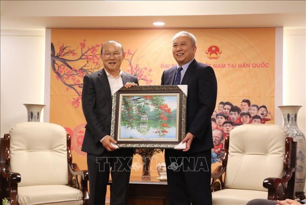 Giao luu cung HLV Park Hang-seo va 4 tuyen thu tai Han Quoc hinh anh