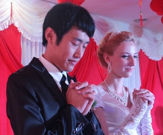 Co nhieu tien, dan ong Trung Quoc do xo lay vo Dong Au hinh anh