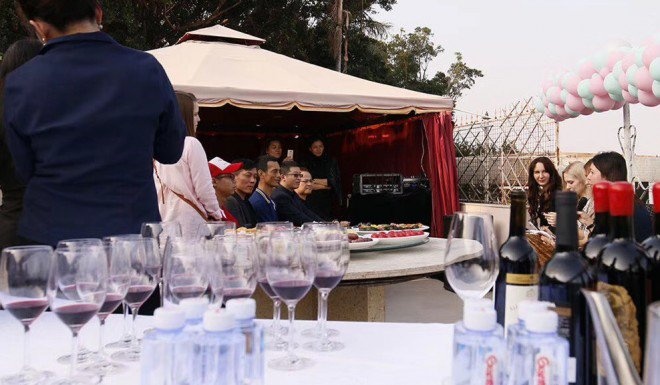 dan ong Trung Quoc lay vo tay anh 1