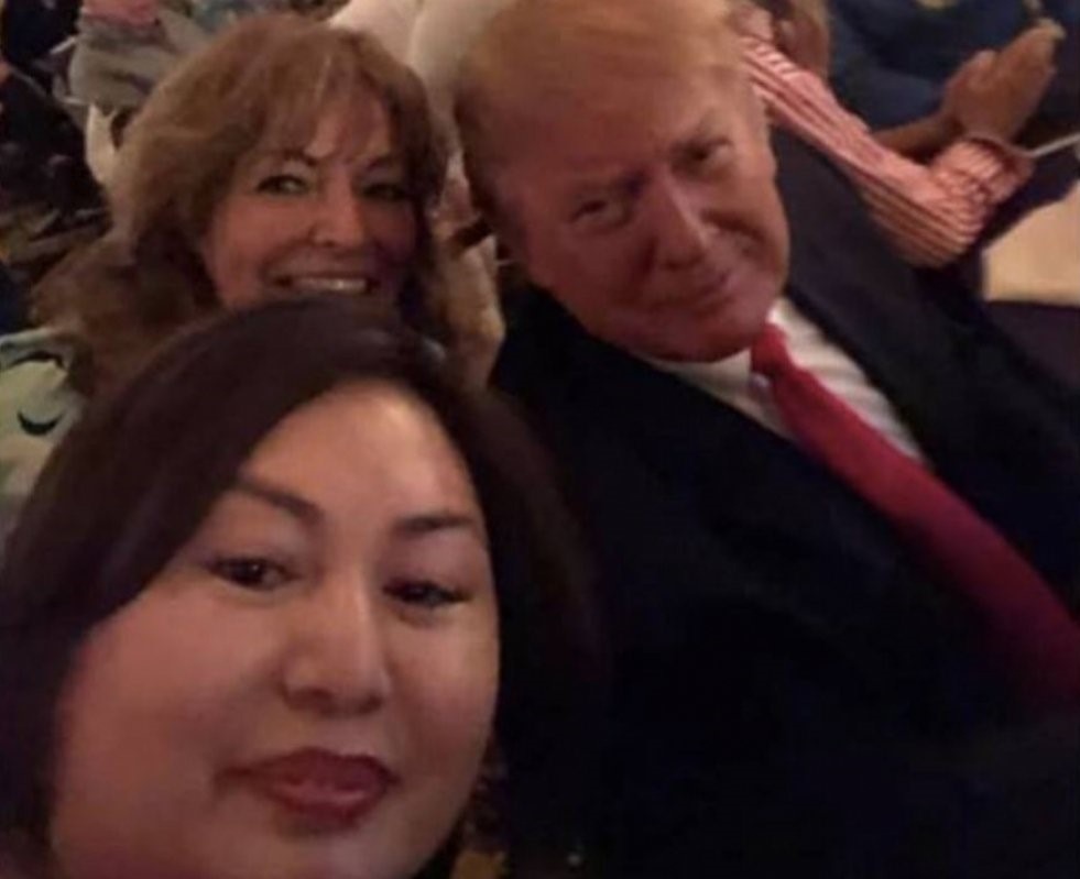 Nguoi sang lap chuoi spa mai dam chup anh than thiet voi TT Trump hinh anh