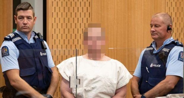 Nghi pham xa sung New Zealand cuoi truoc toa, bi buoc toi giet nguoi hinh anh