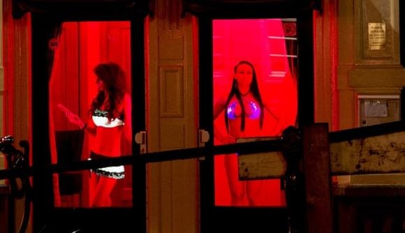 Gai mai dam tuc gian vi Amsterdam cam tour du lich toi pho den do hinh anh