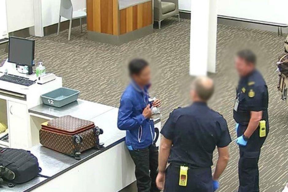 người Việt bị bắt vì buôn lậu ảnh 1 nguoi Viet bi bat vi buon lau anh 1