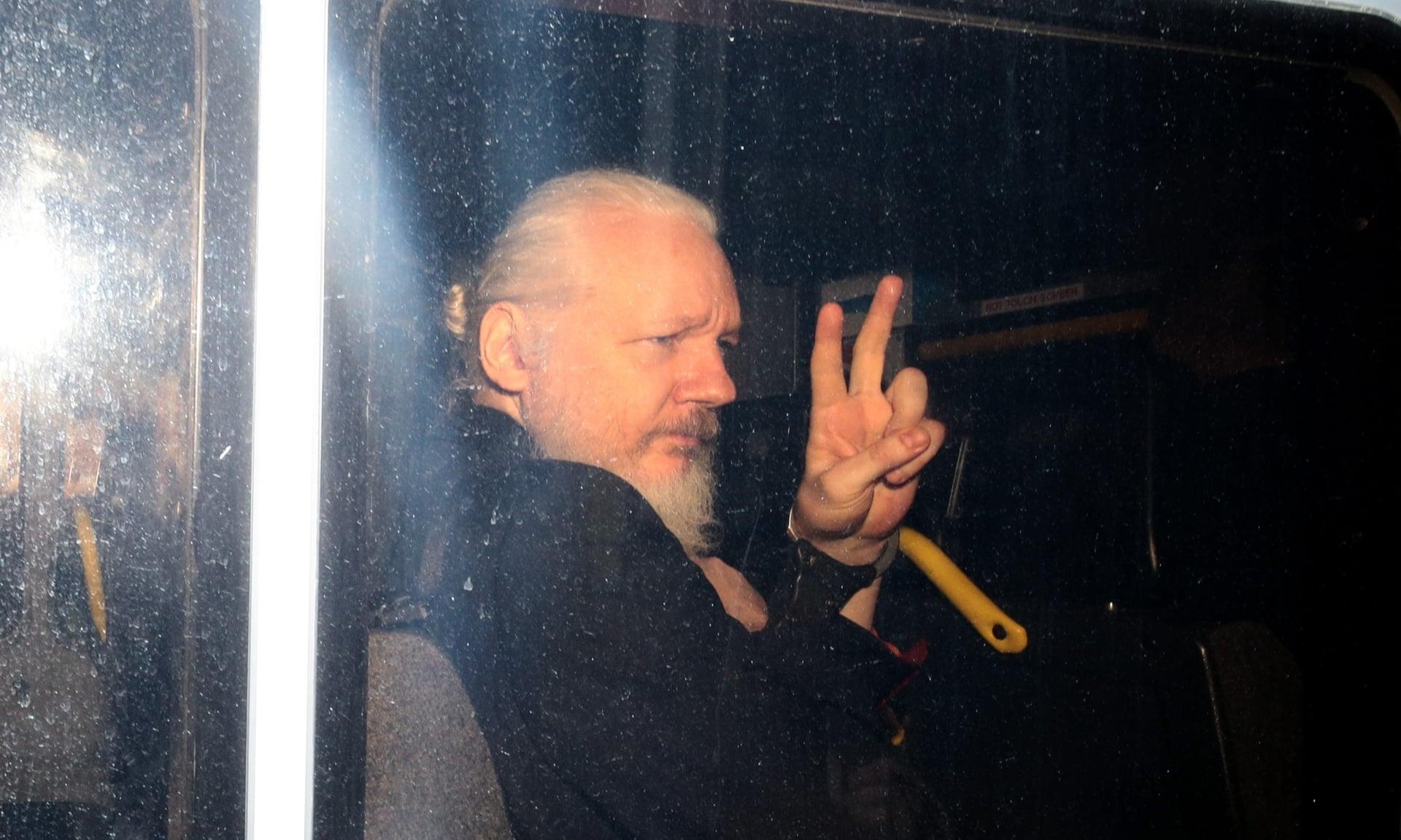 Cha ong trum WikiLeaks len tieng sau khi chung kien con bi bat giu hinh anh