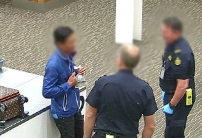 Australia bat cong dan Viet quan quanh co tui ca rong quy tai san bay hinh anh