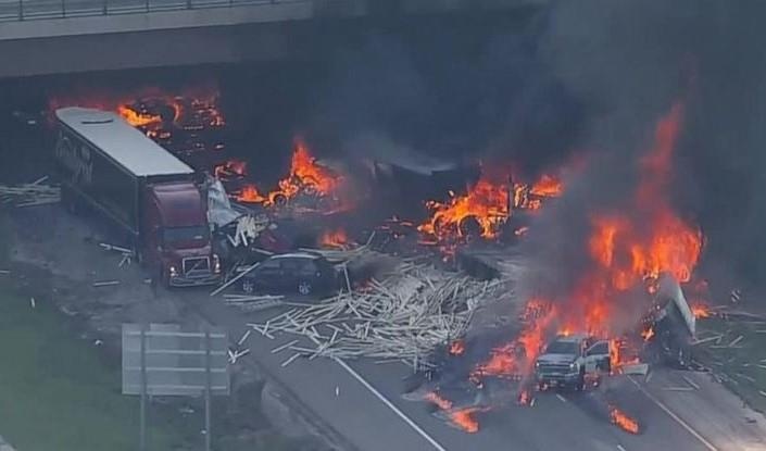 Lua bao trum 16 phuong tien dam lien hoan tren cao toc My hinh anh