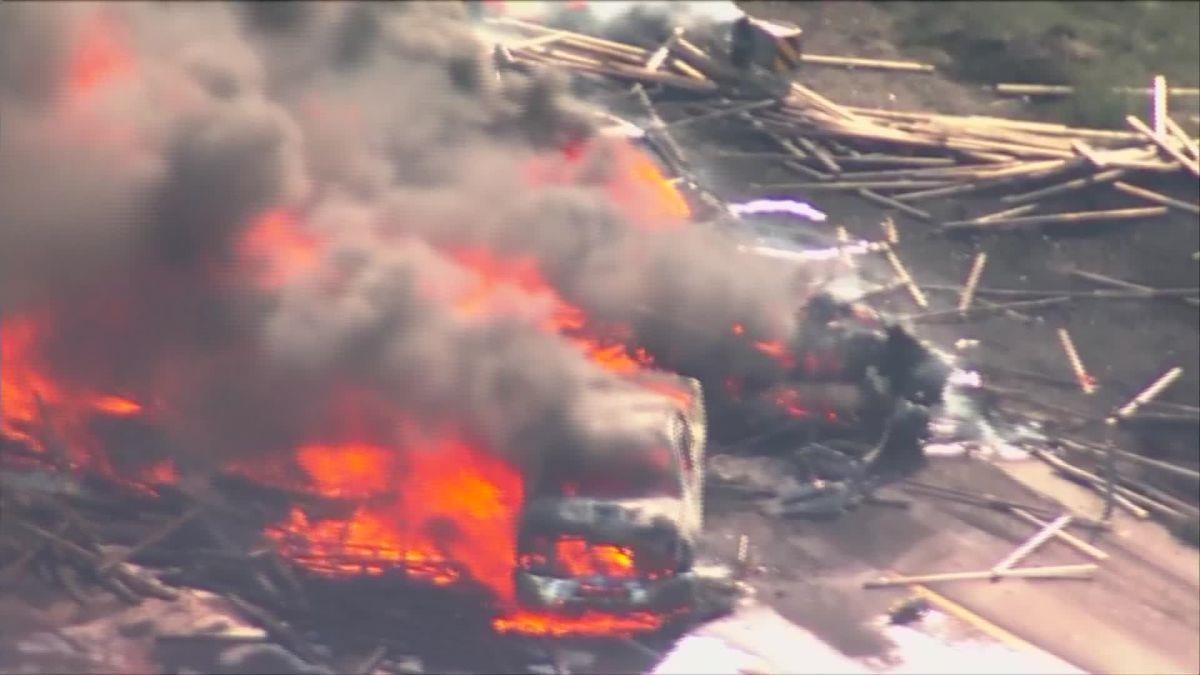 Xe dau keo dam 15 xe tai va oto tren cao toc My, nhieu nguoi chet hinh anh