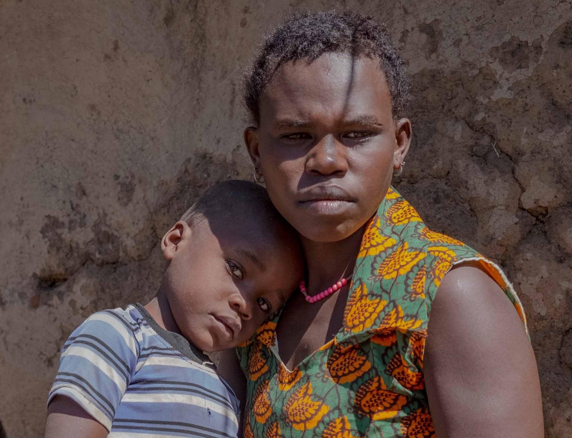 Gia dinh khong dan ong: Phu nu Tanzania cuoi nhau de tranh bao hanh hinh anh