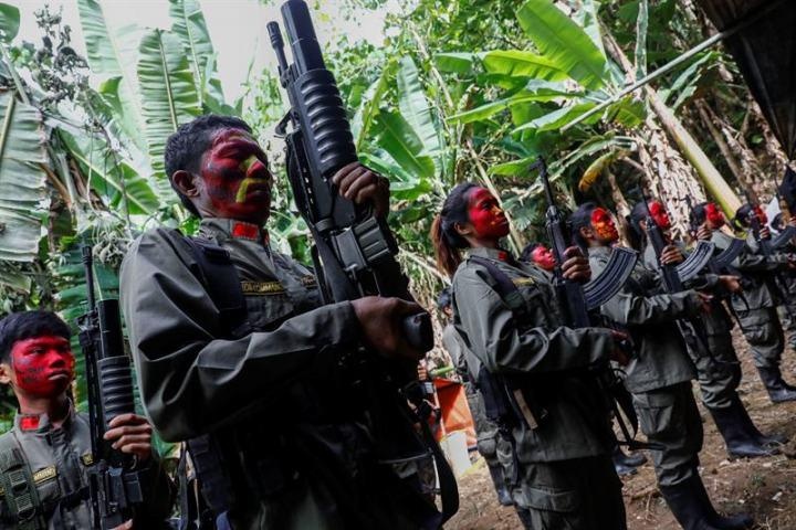 Xe cho cong dan Viet Nam bi quan noi day tan cong o Philippines hinh anh