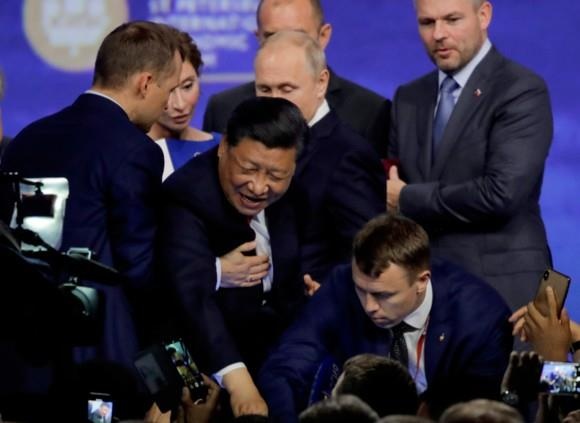 Chu tich TQ Tap Can Binh suyt nga khoi san khau tai hoi nghi quoc te hinh anh