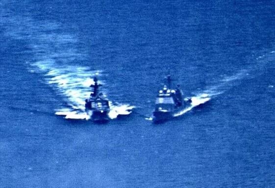 Hinh anh soc cho thay tau chien Nga - My suyt dam nhau tren bien hinh anh