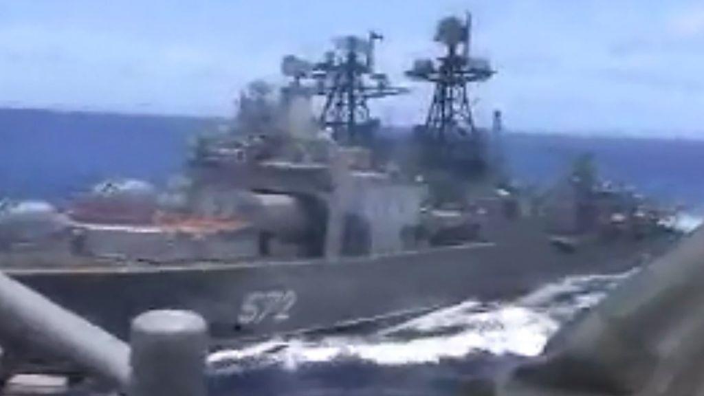 Khoanh khac tau chien Nga - My ap sat, suyt dam nhau tren bien hinh anh