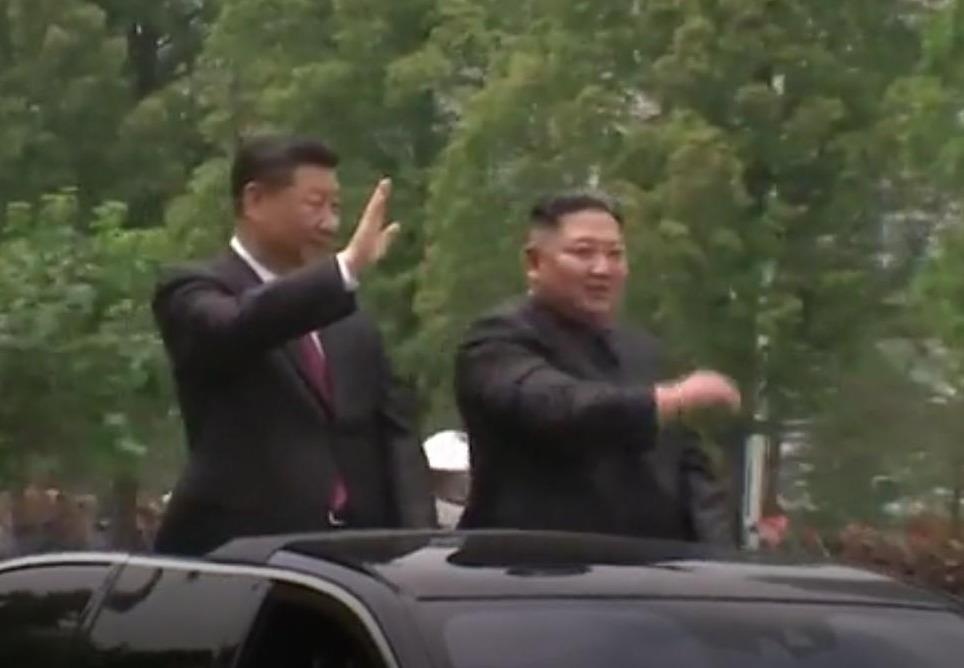 Ong Kim va ong Tap di xe mui tran vay chao bien nguoi Trieu Tien hinh anh