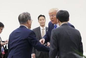 TT Trump hoi ong Moon: Da thay tweet cua toi ve DMZ chua? hinh anh