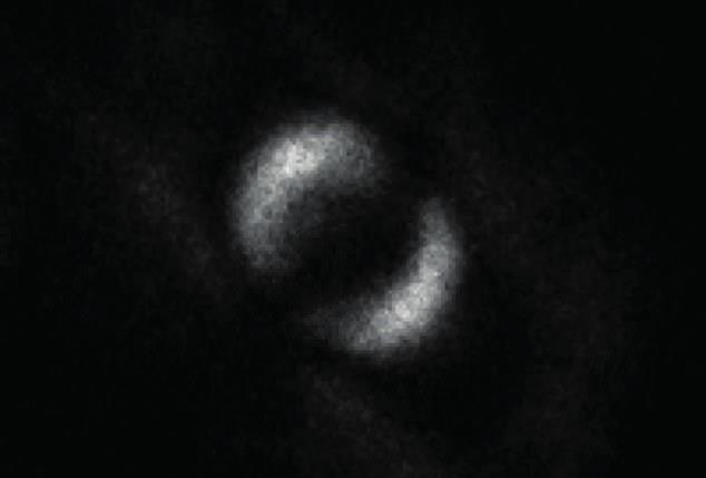 Day la buc anh dau tien cua 'tac dong ma quai' ma Einstein noi den hinh anh