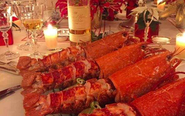 Bo truong Phap tu chuc sau bua toi xa xi voi tom hum va ruou vang hinh anh