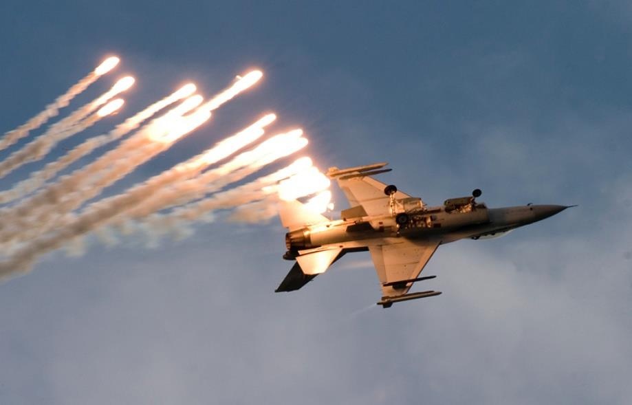 May bay Han ban 360 phat dan va cuoc doi dau cang thang giua 4 nuoc hinh anh