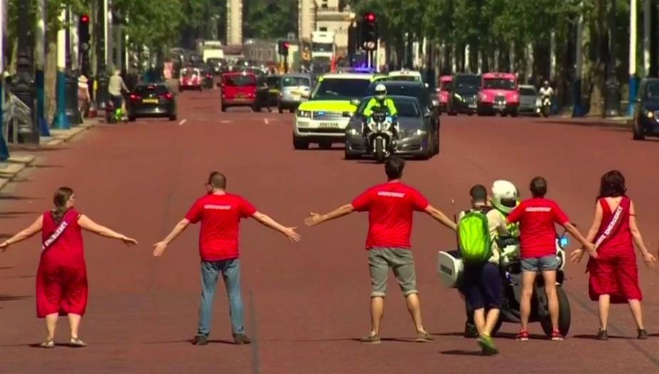 Tan thu tuong Anh bi chan xe tren duong toi dien kien Nu hoang hinh anh