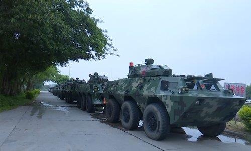 Xe thiet giap cua canh sat vu trang TQ xuat hien sat Hong Kong hinh anh