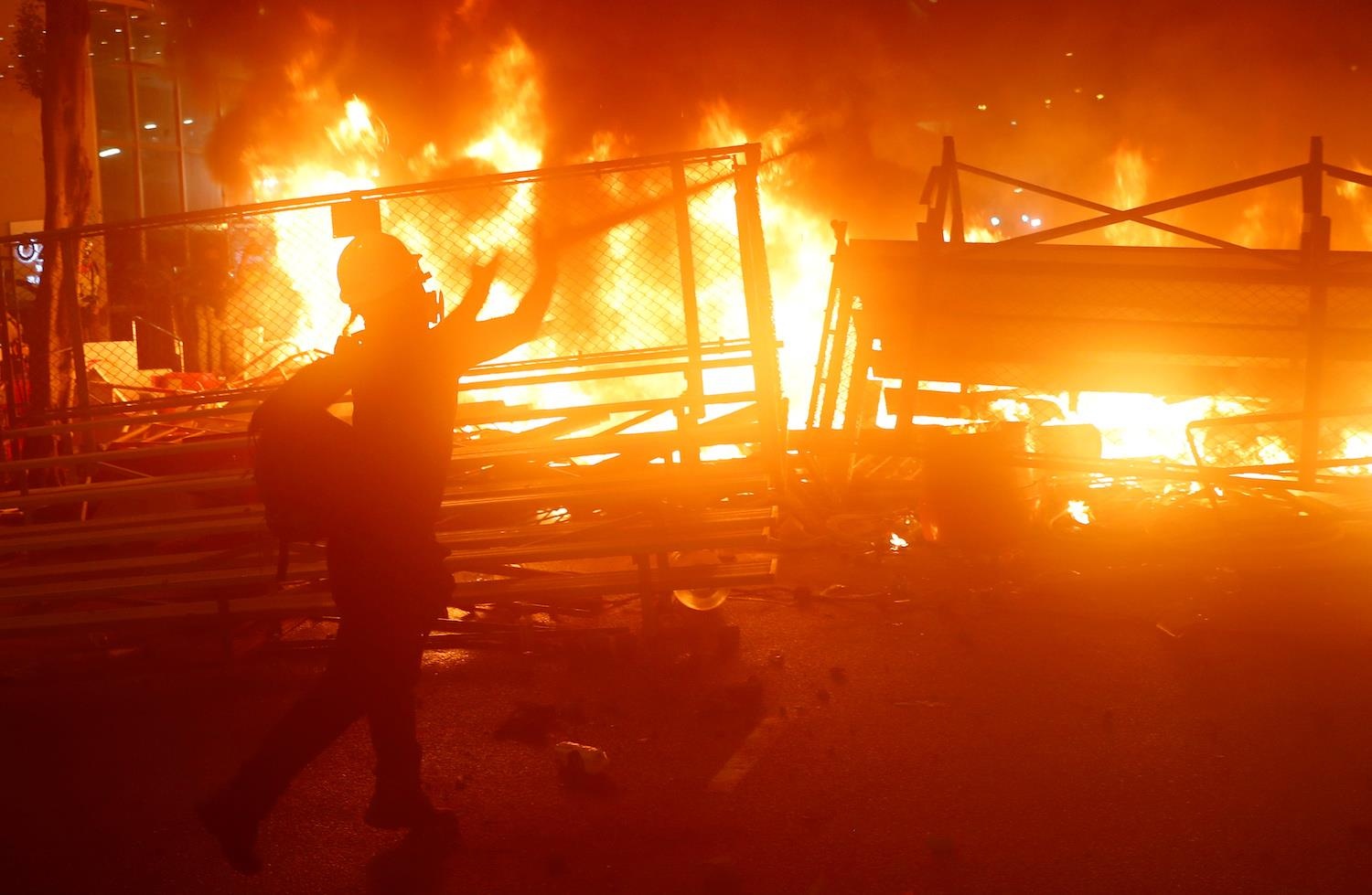 Nguoi bieu tinh phong hoa dot hang rao gan so canh sat Hong Kong hinh anh