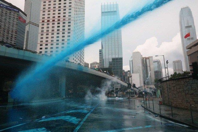 Canh sat Hong Kong phun thuoc nhuom mau xanh tran ap bieu tinh hinh anh