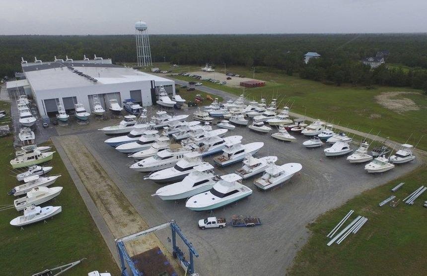 Dan My can quet sieu thi, mang tau len bo de cho sieu bao Dorian hinh anh