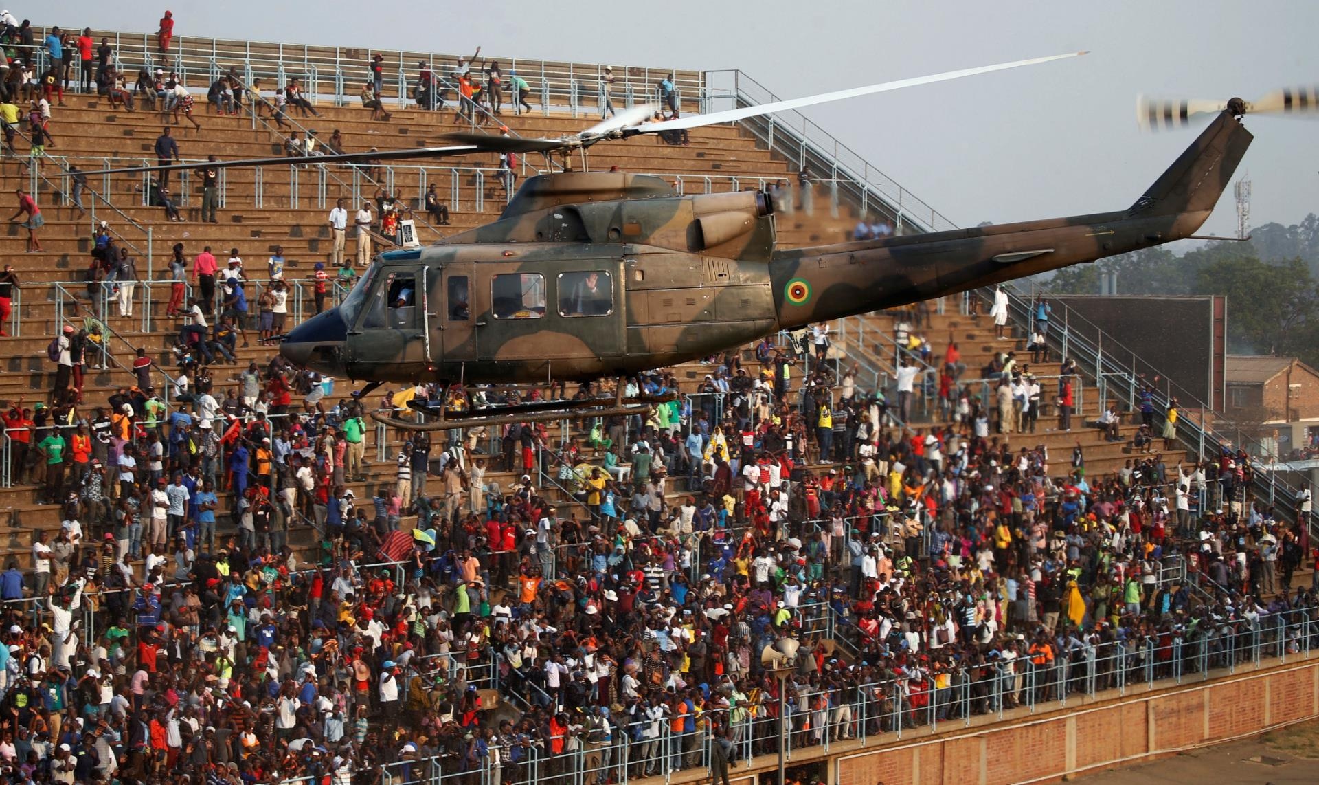 Ghe trong day san van dong trong tang le cuu tong thong Zimbabwe hinh anh