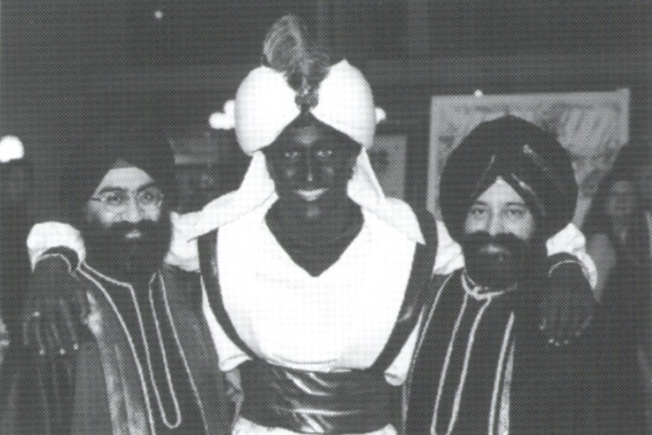 Thu tuong Trudeau lo them clip soc, boi den toan than hinh anh