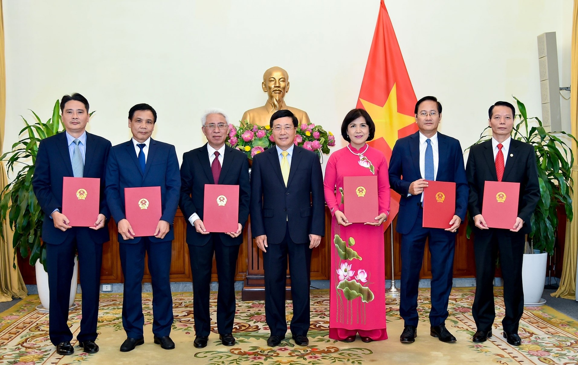 Pho thu tuong Pham Binh Minh trao quyet dinh bo nhiem 6 Dai su hinh anh