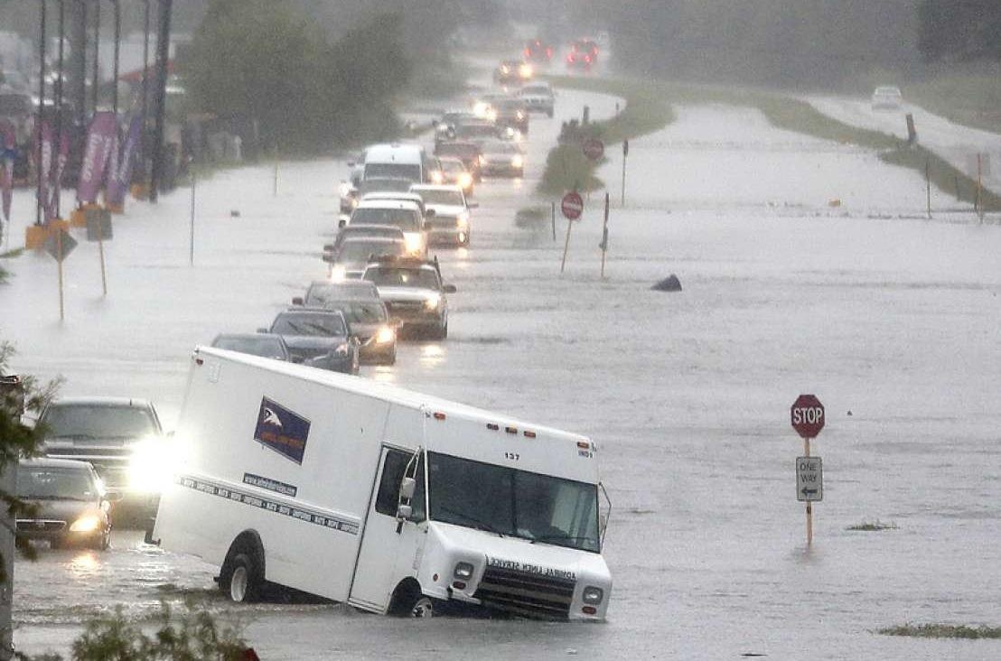 Dan Houston vat lon voi lu lut nang sau bao Imelda hinh anh