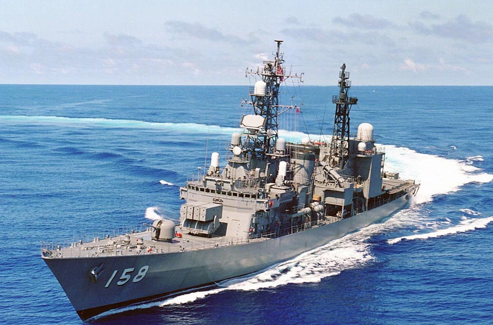 Tau chien Nhat tap tran cung Hai quan Malaysia hinh anh