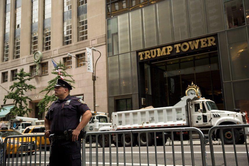 Nu trang tri gia 350.000 USD bi danh cap tu Thap Trump hinh anh