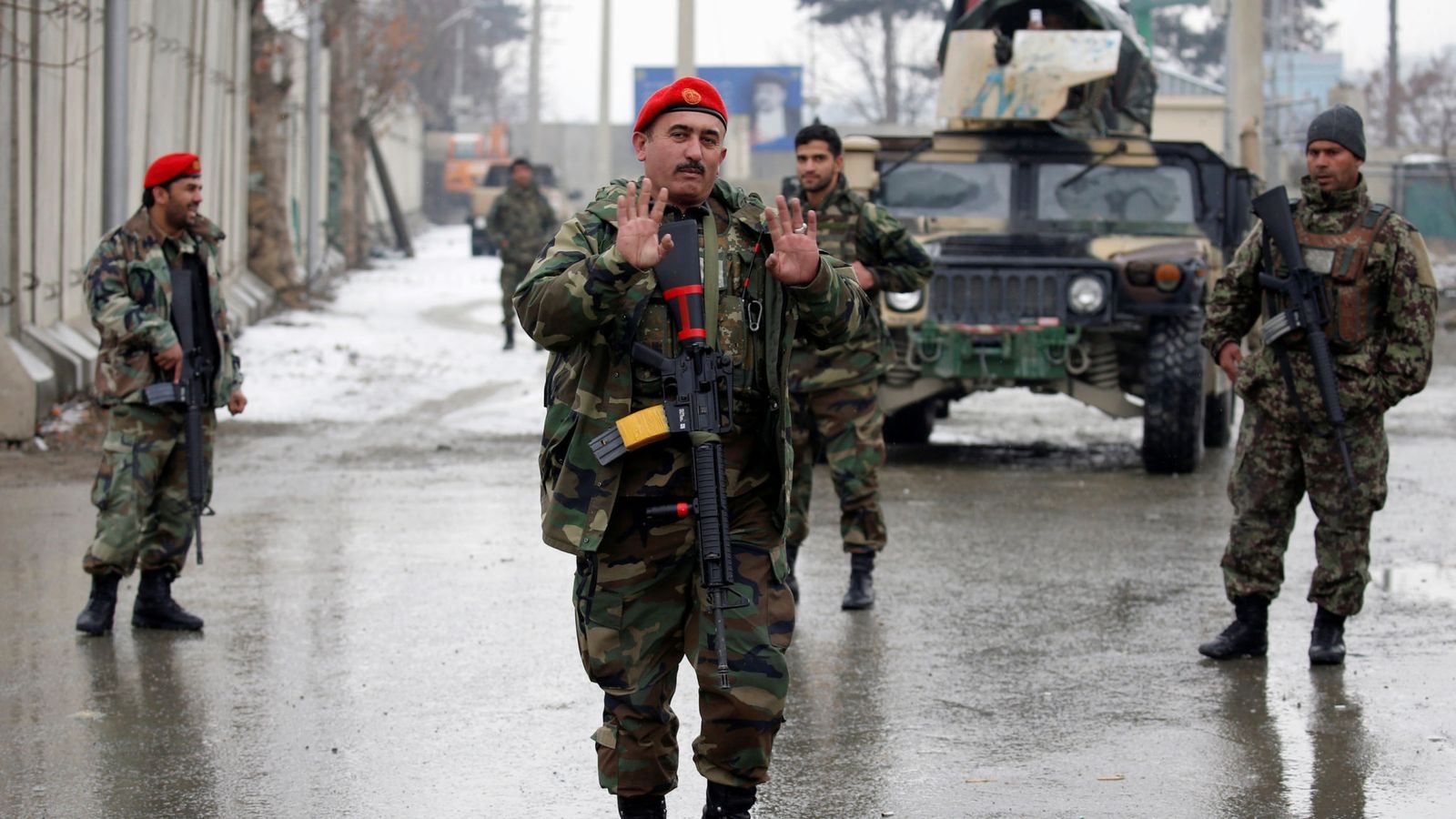 Quan doi Afghanistan dot kich, 35 nguoi du dam cuoi thiet mang hinh anh