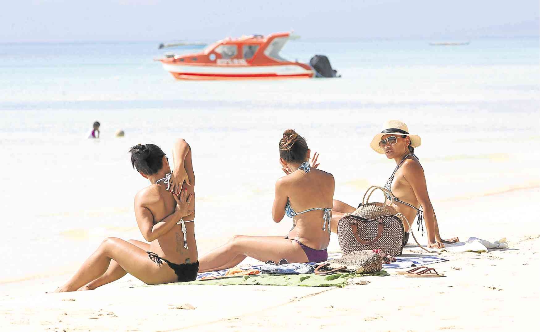 Du khach mac bikini soi day, Philippines quyet dep khoa than hinh anh