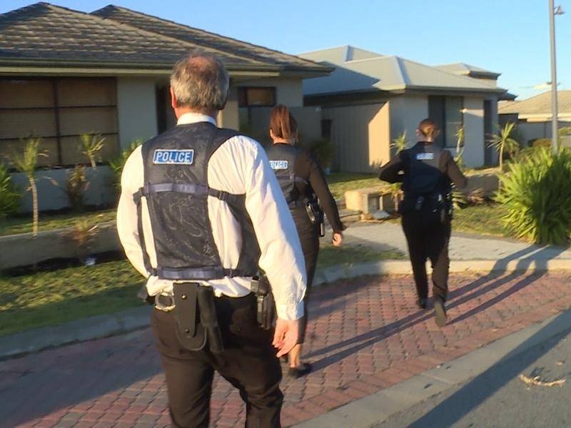 338 nguoi bi bat tren toan cau vi web khieu dam tre em hinh anh